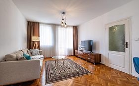 Seaside Serenity Charming Apartment By Sea Garden